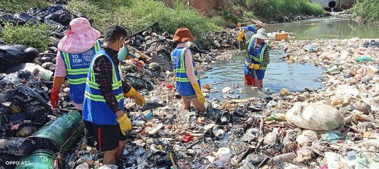 River cleanup Cambodia